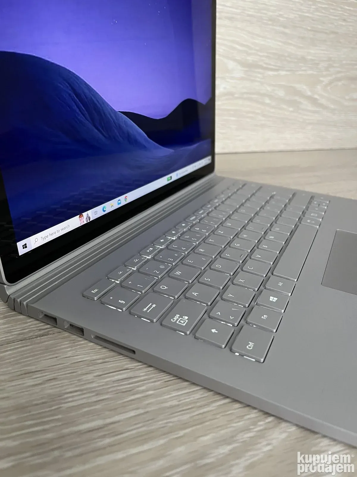 Surface book 1703 i7/8gb/256 SSD 3000x2000 IPS