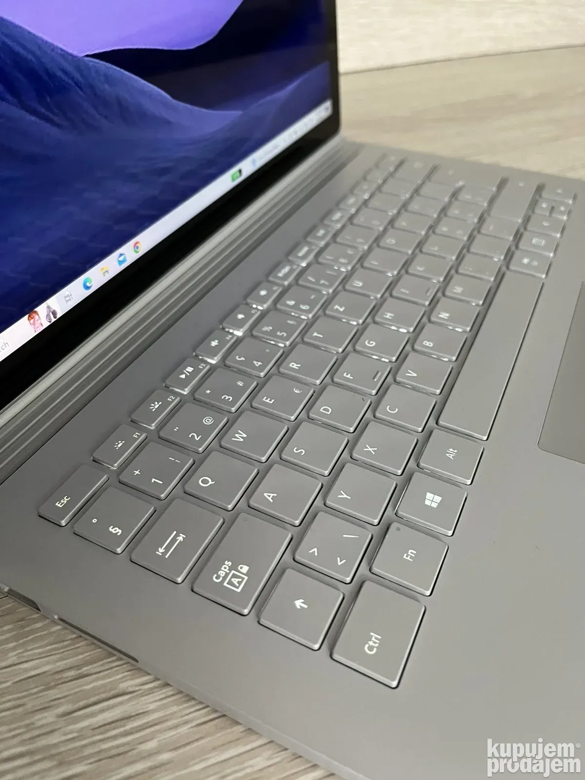 Surface book 1703 i7/8gb/256 SSD 3000x2000 IPS